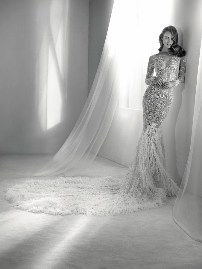 Sofisticado y sexy, este vestido de Pronovias Atelier lo tiene todo: transparencias, encaje, plumas, detalles joya...