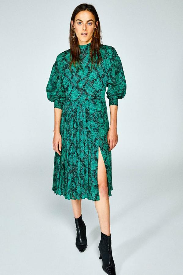 Vestido midi con estampado de serpiente en color verde, 49,99 euros.