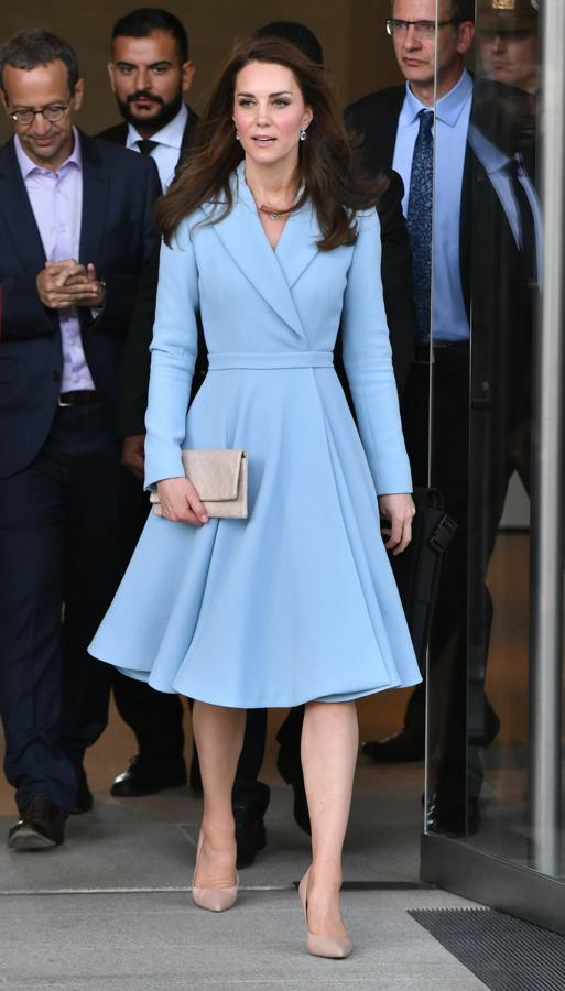 La sencillez de este abrigo vestido azul cielo de inspiración 'new look' de Emilia Wickstead nos parecería una opción maravillosa para la boda de Eugenia de York.