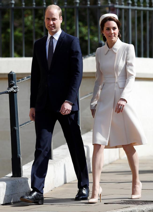 Y este conjunto en color beige de Catherine Walker, tocado incluido, también sería un look de invitada perfecto para Kate Middleton.