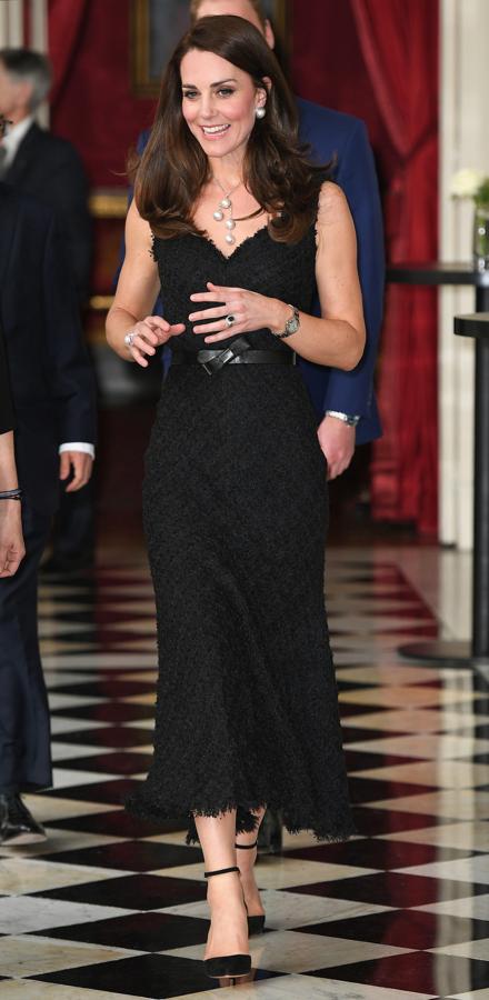 Bueno, sabemos que no se debe ir de negro a una boda, pero este diseño de Alexander McQueen, en otro color, sería un sueño...