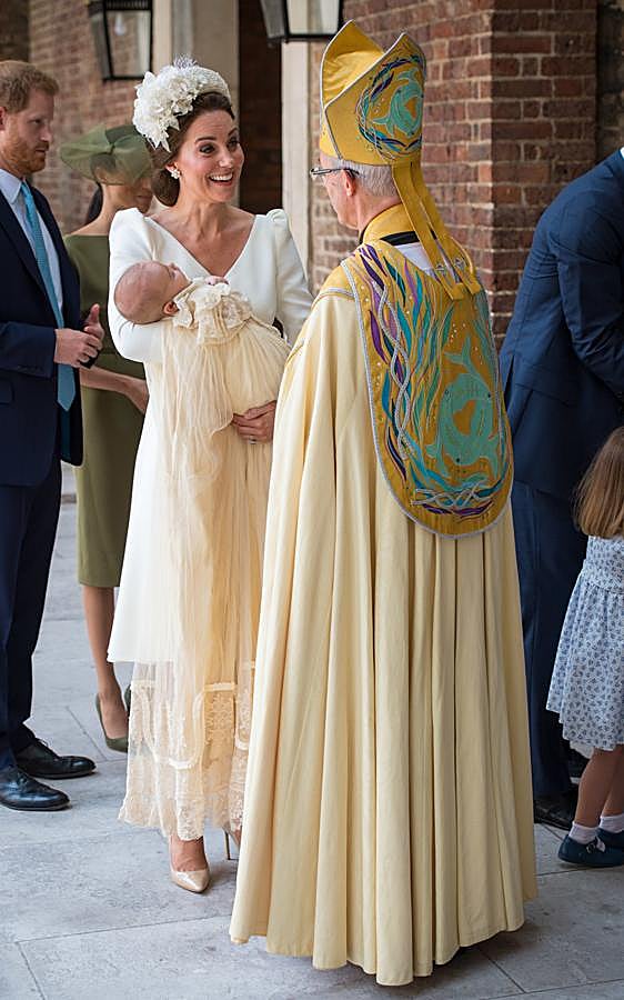 Kate Middleton llevó en el bautizo de su hijo este vestido en color crema y con hombreras marcadas, de Alexander McQueen.