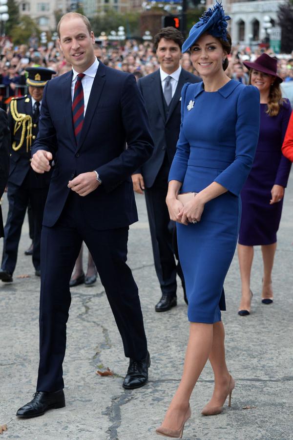 Todas las 'royals' tienen un vestido misterioso del que no se sabe la firma.  El verde con capa de la Reina Letizia  nos encanta tanto como este azul klein con cuello de Kate Middleton.
