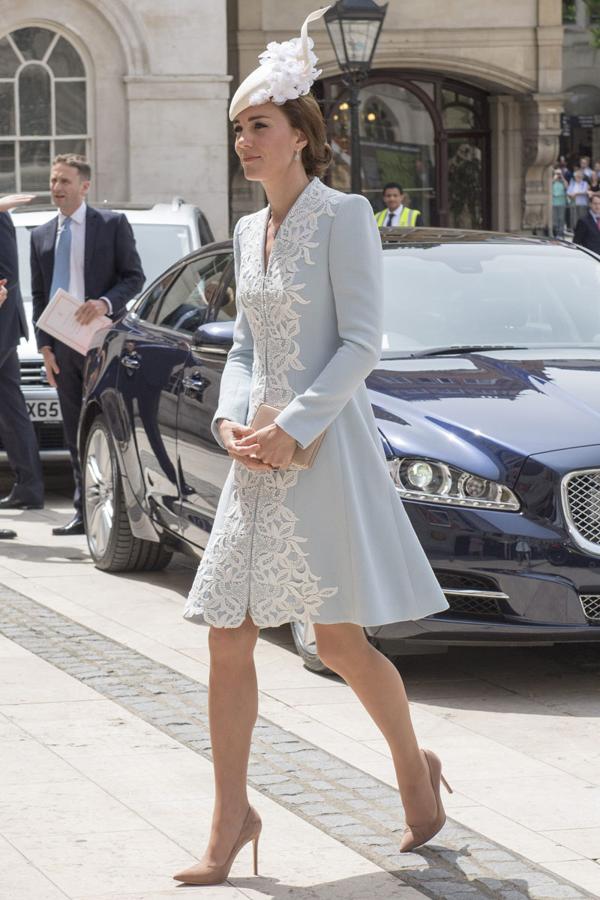 Y este vestido-abrigo azul bebé con detalles en blanco de Catherine Walker también nos parece un look de invitada perfecto para Kate Middleton.