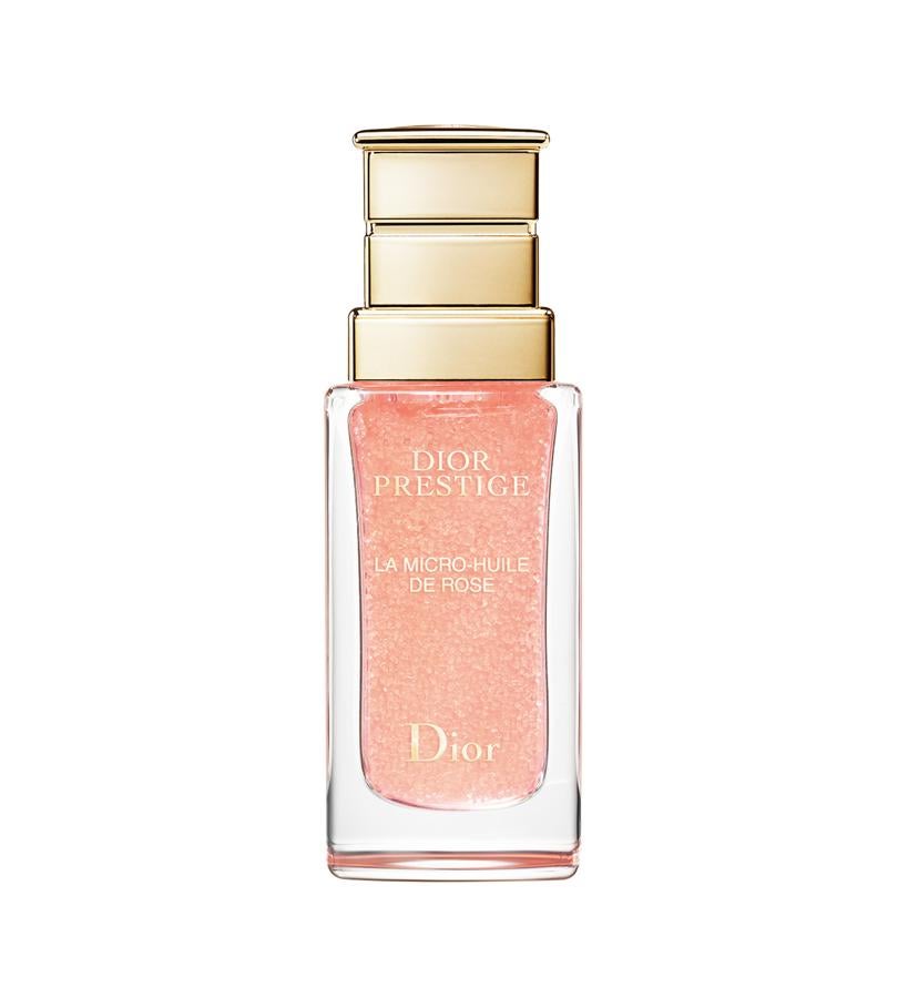 En su fórmula se unen la transparencia y nutrición de un aceite con el frescor y ligereza de un gel. Su ingrediente principal es la rosa de Granville, que posee una gran riqueza micronutritiva, que se encuentra en forma de microperlas liposolubles. Reequilibra la dinámica nutritiva de las pieles desincronizadas por el cansancio, el estrés, una alimentación desequilibrada, el desfase horario o los cambios de estación.  Micro-Huile de Rose de Prestige Dior Prestige de Dior  (223 €).