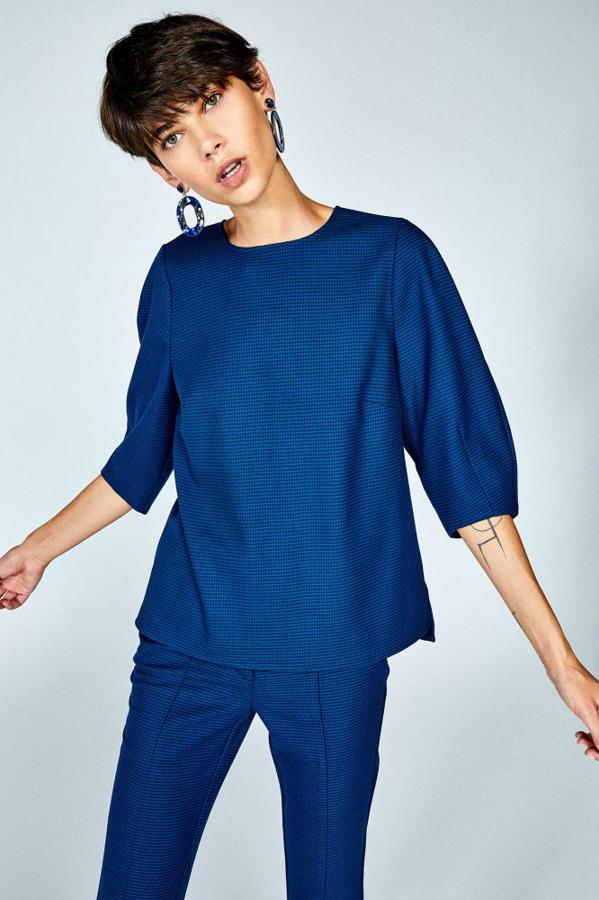 Cuerpo en color azul, con estampado de pata de gallo, 29,99 euros.