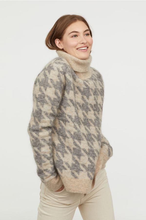 Jersey de punto con cuello alto y estampado de pata de gallo, 79,99 euros.