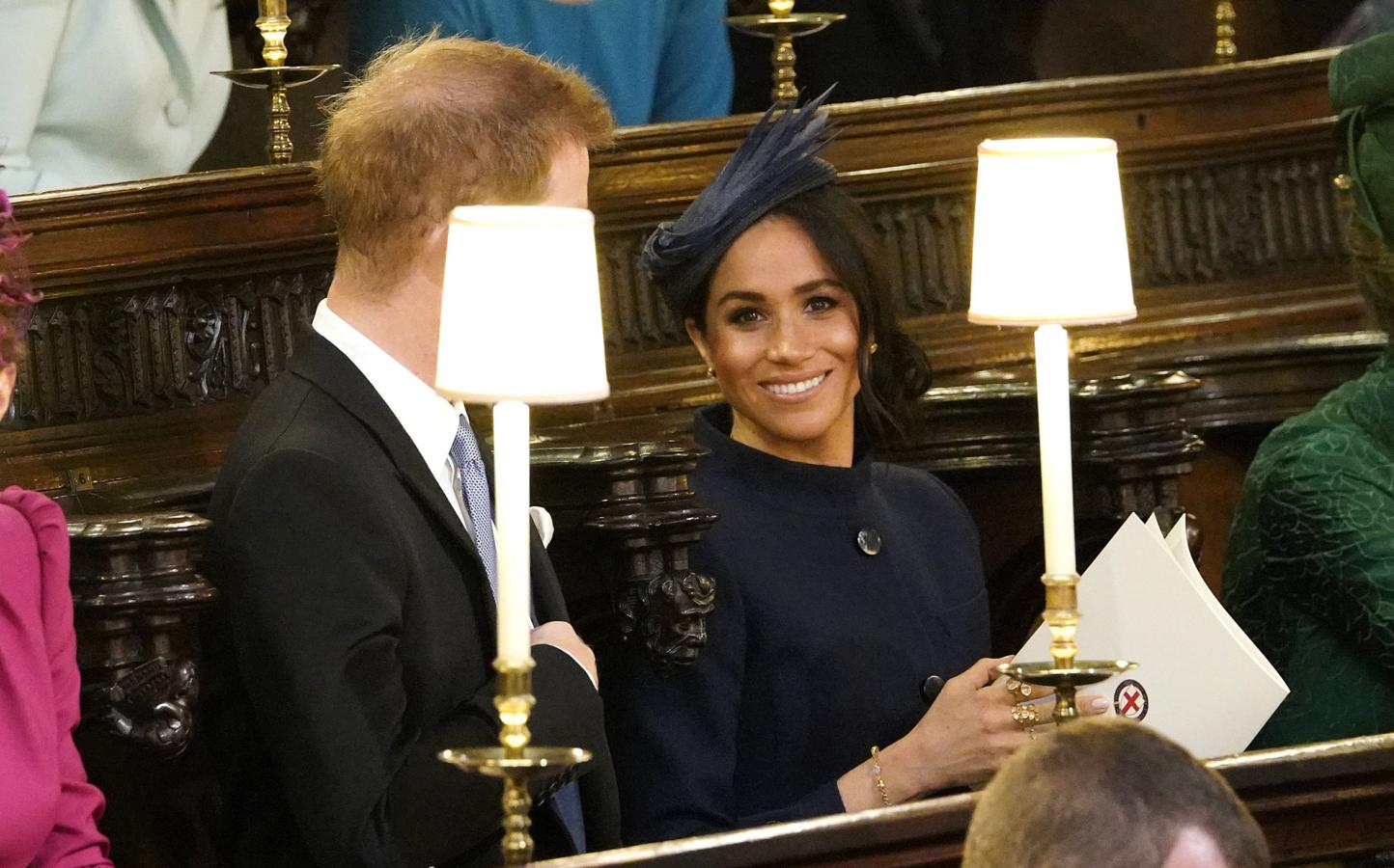 La Duquesa de Sussex ha acudido a la ceremonia con un tocado color azul oscuro con plumas a juego con un abrigo de manga francesa en el mismo color.