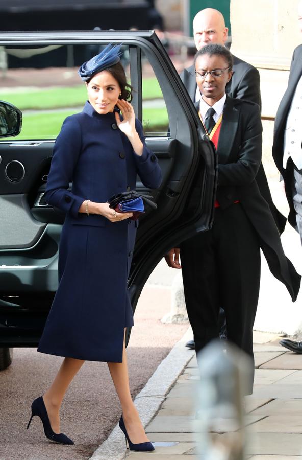 Meghan Markle aparecía con una amplia sonrisa en la boda de Eugenia de York y Jack Brooksbank. Aunque no hemos podido ver aún su vestido, la Duquesa de Sussex ha llevado un abrigo color azul oscuro a juego con el tocado de flumas y zapatos de salón.