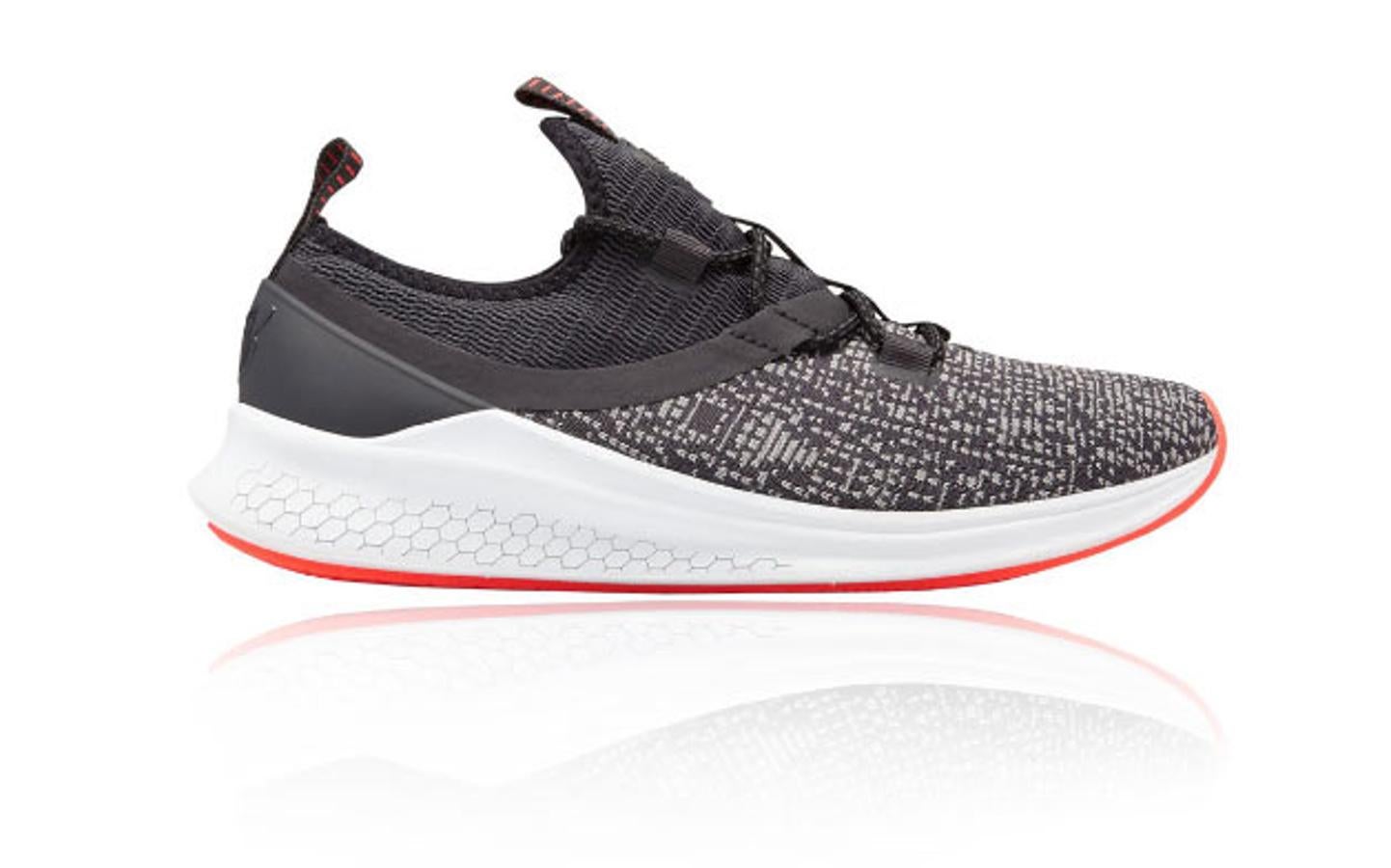 La entresuela de estas zapatillas, presenta profundos surcos flexibles realizados con láser, además posee una parte superior de punto transpirable perfecta para mantener los piel ventilados en entrenamientos de alta intensidad. Su precio ronda los 83 euros.