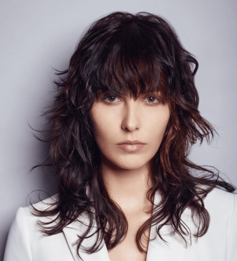 Colección: Avant Garde. Melena capeada con flequillo desfilado que combina tono oscuro con destellos en caoba.