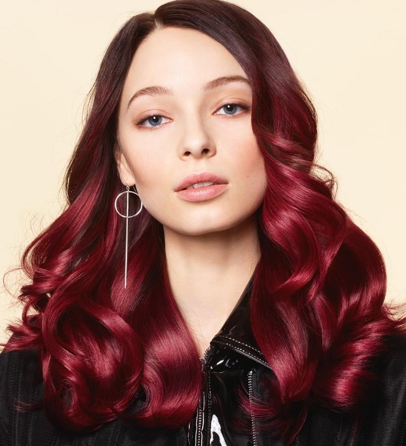 Colección: L'Absolue. El rojo vibrante, destaca de medios a puntas en esta melena extra larga con ondas y volumen.essange