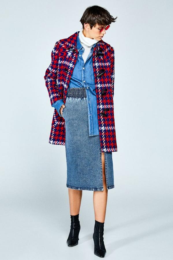 Trenka con estampado de pata de gallo en azul, rojo y blanco, 79,99 euros.