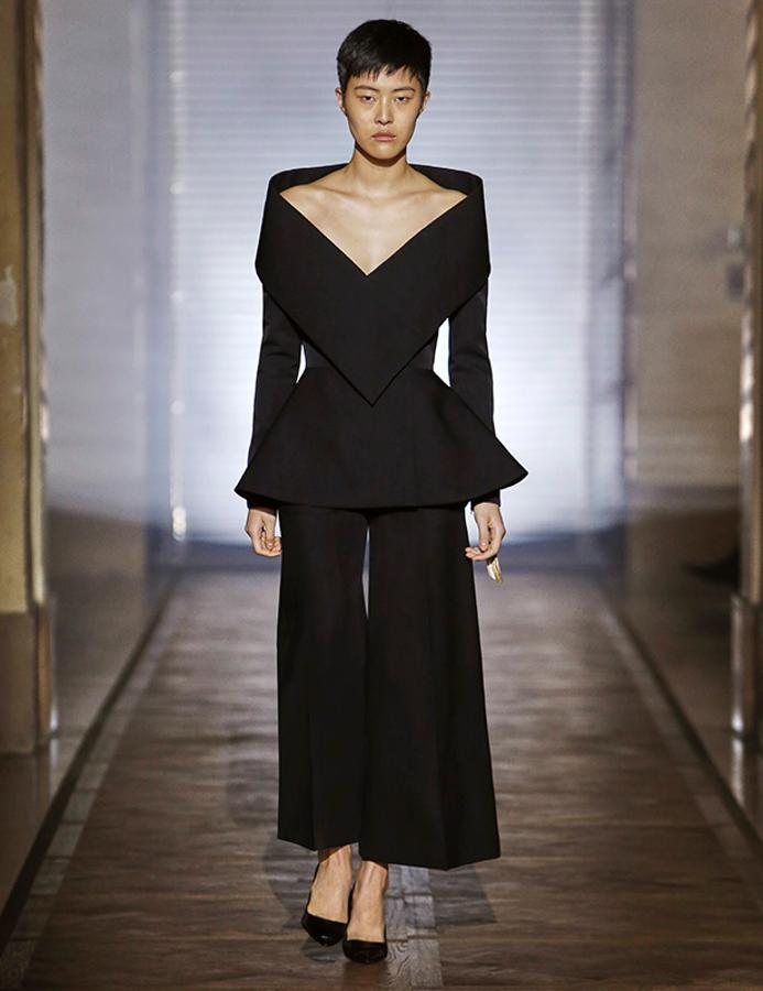 ¿Y si se atreve con este traje de Givenchy? Su silueta va perfectamente con el estilo de Meghan Markle...