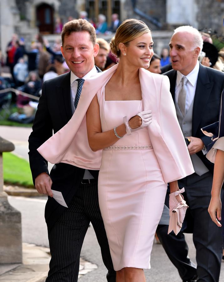 Saltándose el protocolo de acudir a la ceremonia con tocado, a pesar del aire que hace en Windsor, Holly Valance ha elegido un look de color rosa claro.