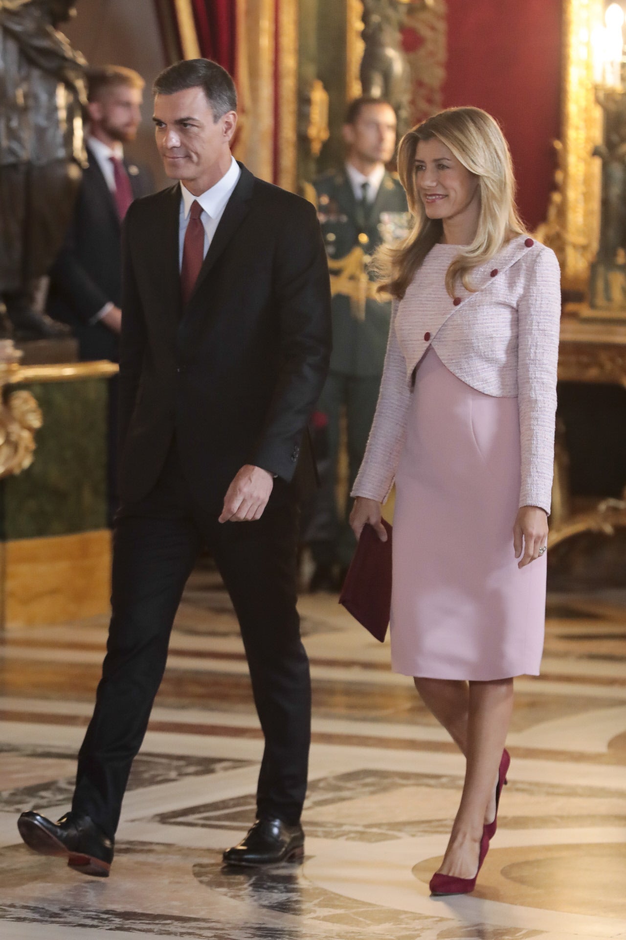 Pedro Sánchez y Begoña Gómez han acudido al evento perfectamente conjuntados. Si ella ha escogido el rosa palo como principal color de su look y el burdeos para sus complementos, Pedro Sánchez elegía este mismo color para su corbata.