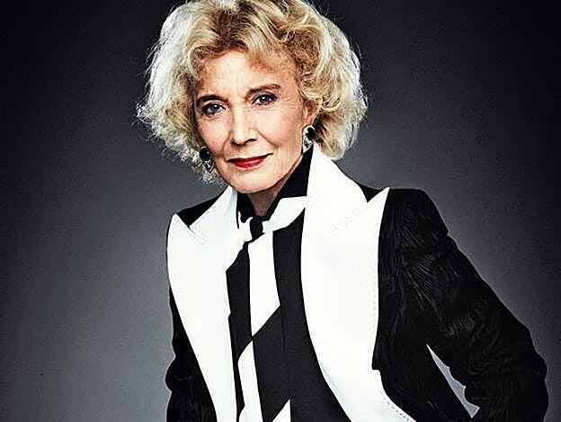 La actriz lleva chaqueta de Georges Rech Paris, blusa de Givenchy, pantalón de Adolfo Domínguez y pendientes de OSB Vintage.