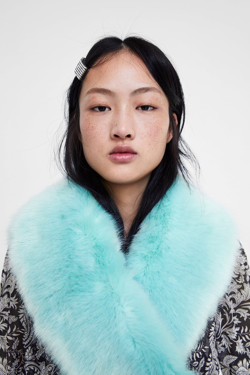 Bufanda efecto pelo de color de Zara: 22,95 euros.