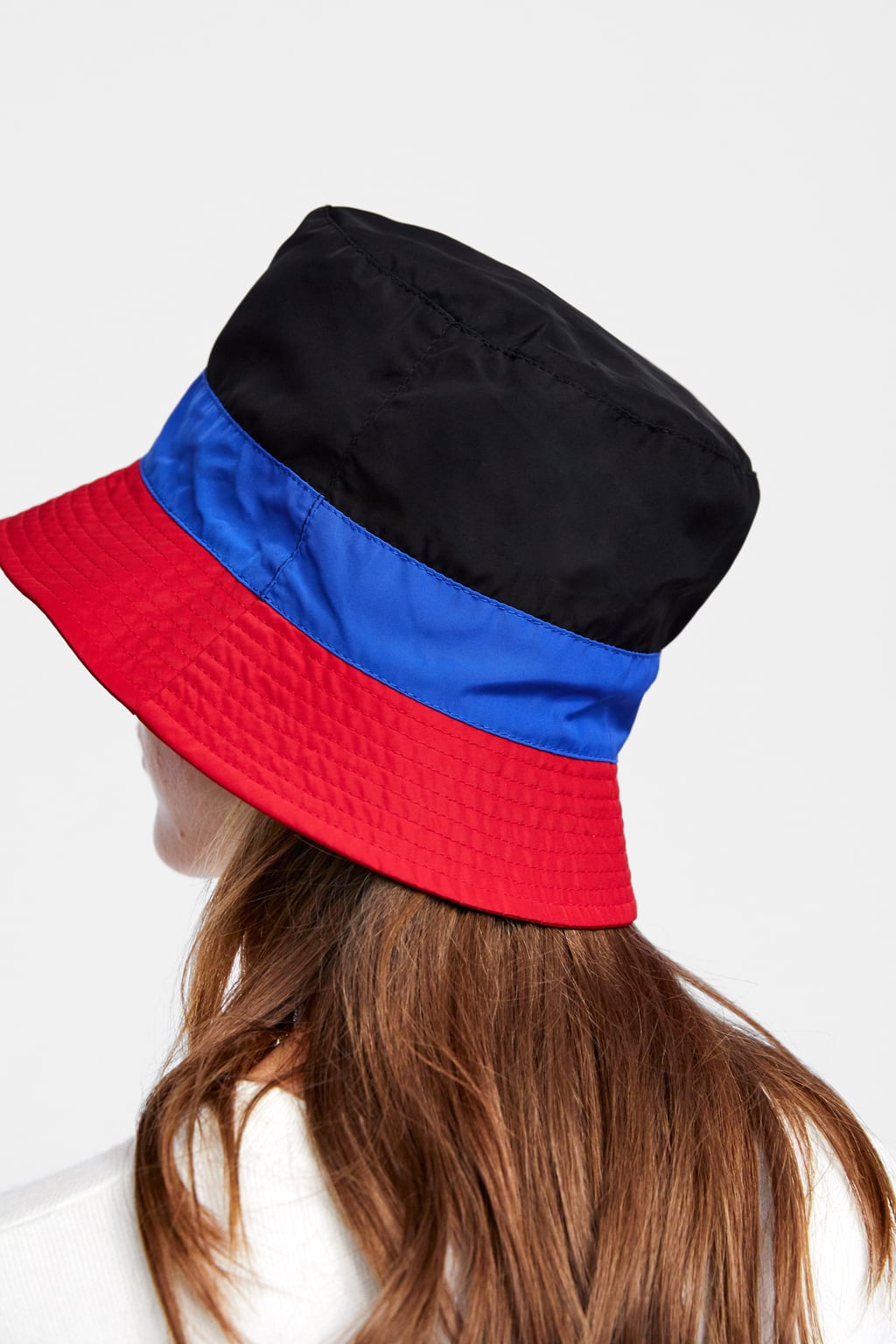 Gorro multicolor de Zara: 9,95 euros.