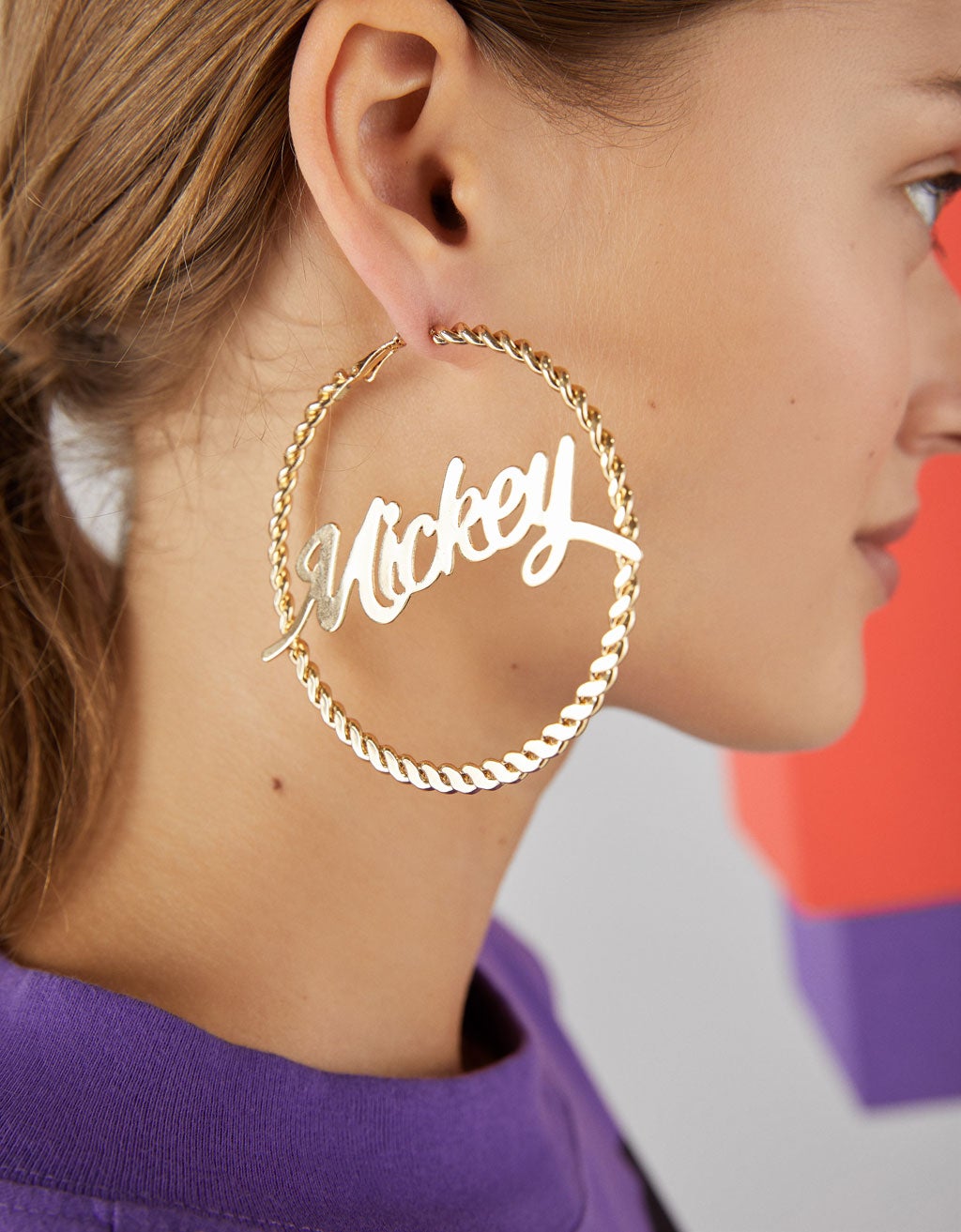 Por muy fans que somos de Mickey Mouse, no le vamos a llevar en nuestras orejas... Pendientes de Mickey Mouse de Bershka: 6,99 euros.