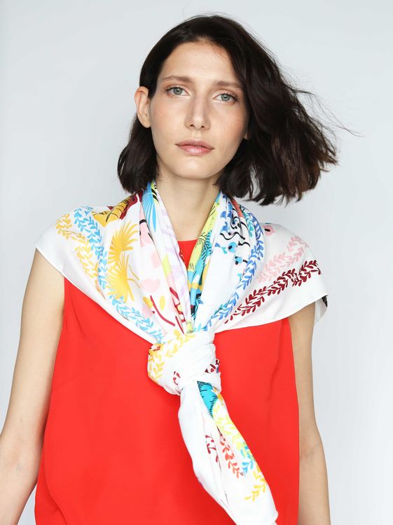 Lo sentimos, pero los pañuelo blanco no son para el otoño. Pañuelo cuadrado de Parfois con estampado ‘jungle’: 19,99 euros.