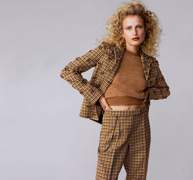 La chaqueta con apliques, el pantalón con cadena y el jersey son de Bottega Veneta. Los pendientes los firma Aurélie Bidermann.