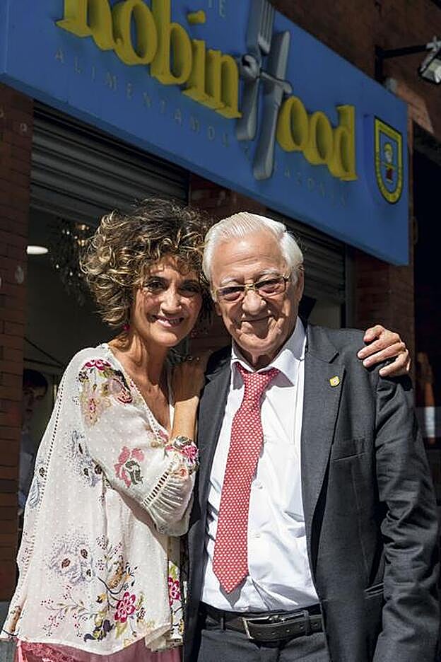 El Padre Ángel y Ana García Lozano a las puertas de uno de sus comedores.