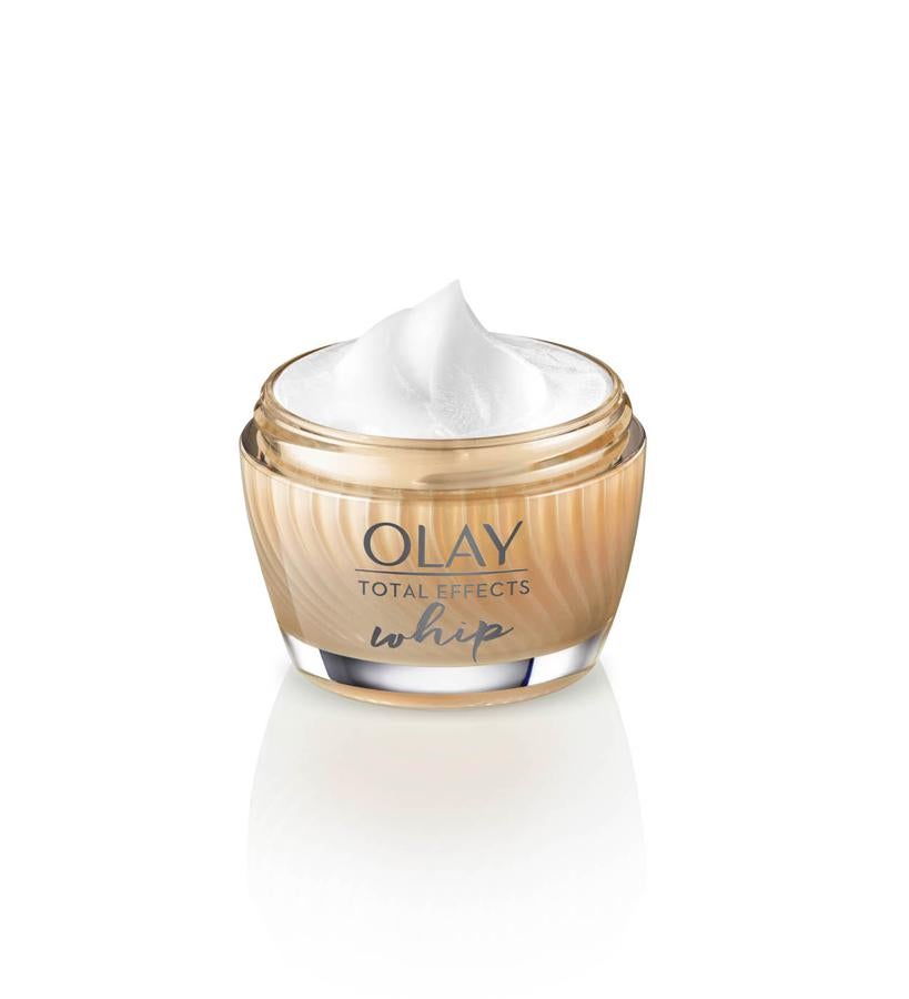Su textura de esta crema que combate los primeros signos de la edad con la ayuda de las vitaminas C y E, es ultraligera y como una nube. Proporciona nada menos que siete beneficios: mantiene la hidratación, realza la luminosidad, suaviza las líneas de expresión y las arrugas, minimiza la apariencia de los poros, hidrata la piel dejando sensación de firmeza, reduce la decoloración y unifica el tono.  Total Effects Hidratante Whip de Olay  (39,99 €).