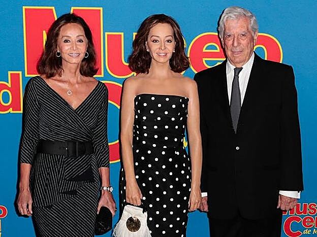 Isabel Preysler y Mario Vargas Llosa con la figura de cera de Preysler.