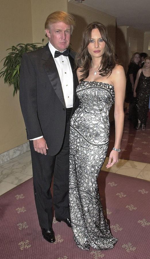 Con el inicio del milenio comenzaba a conocerse a una joven modelo eslovena. Se llamaba Melania Knauss y hacía dos años que salía con Donald Trump y en general sus estilismos eran como su marido: barrochos y llamativos. Este puede ser la única excepción en un armario plagado de escotes y minivestidos, eso sí todo ello no apto para todos los bolsillos.