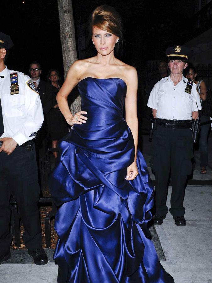 Lo mismo sucede con este vestido azul de raso de Christian Siriano. A este tono lo llamaron azul dramático, aunque para drámatico, el hecho de que alguien con su poder adquisitivo tuviera un armario tan ostentoso como desastroso.