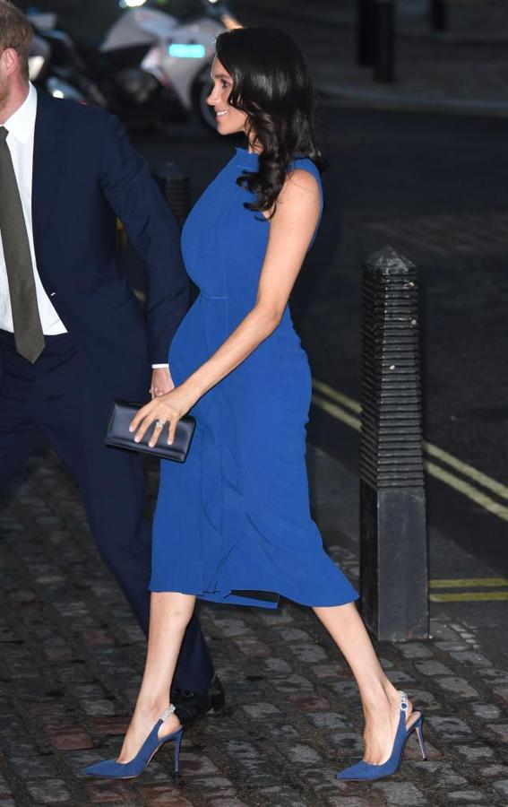 Es innegable que este vestido de Jason Wu (y sus 'sospechosos' volantes verticales) podría ser la prenda con la que Meghan Markle intentase disimular su embarazo, como ya hicieran Grace Kelly con su bolso de Hermès, o la propia Lady Di, a la espera de que se celebrara la boda de Eugenia de York, para no restar así protagonismo a la nieta de la Reina Isabel II...