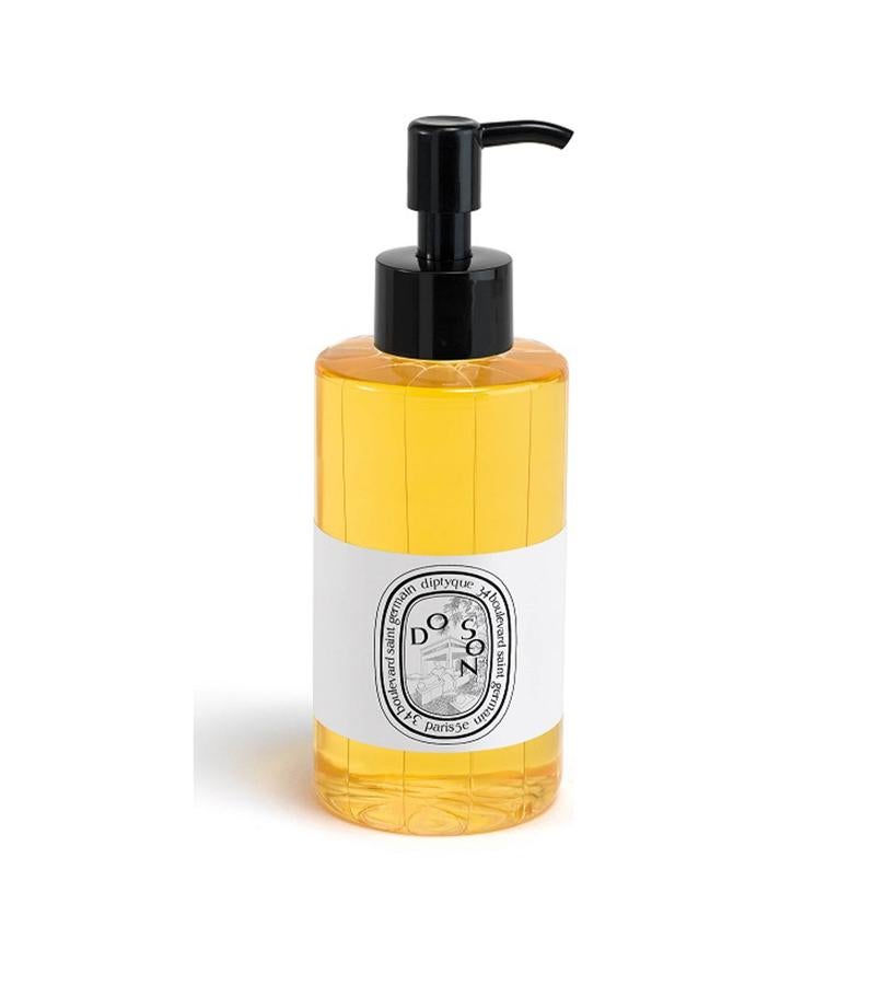 Cuando el aceite de la ducha entra en contacto con el agua, se convierte en una espuma satinada para limpiar suavemente mientras perfuma delicadamente la piel. Empapado en rico aceite de almendra y albaricoque, ofrece una suave sensación de bienestar. (44 €).