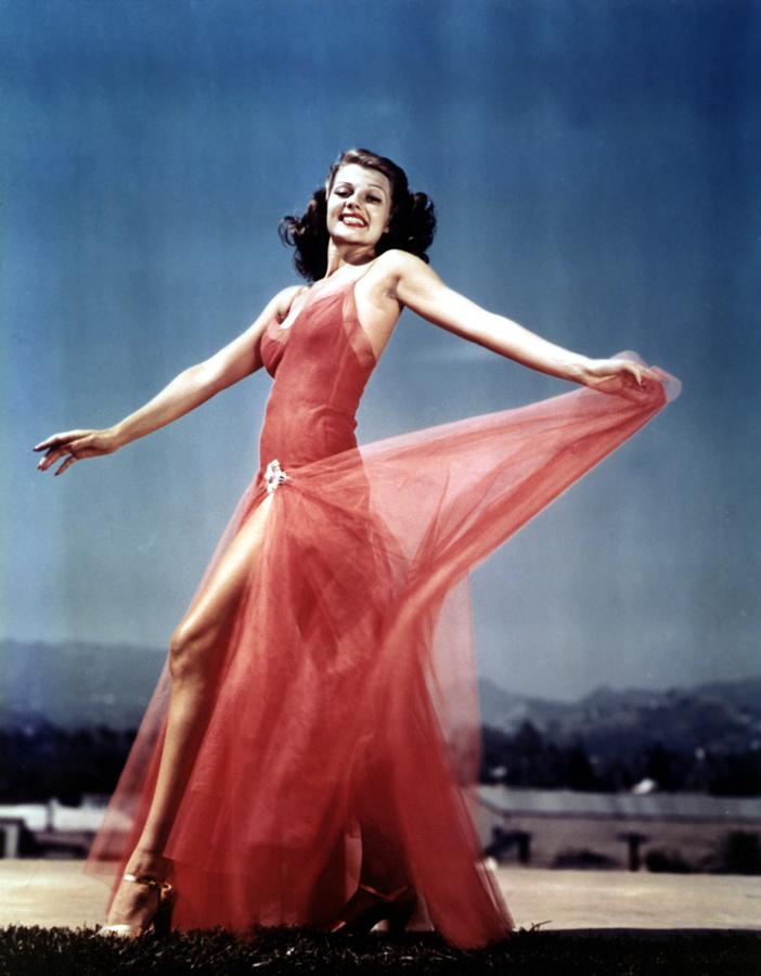Sensual como pocas, Rita Hayworth estaba impresionante con este vestido de tul y transparencias en color fresa que bien podríamos ver hoy en una alfombra roja.