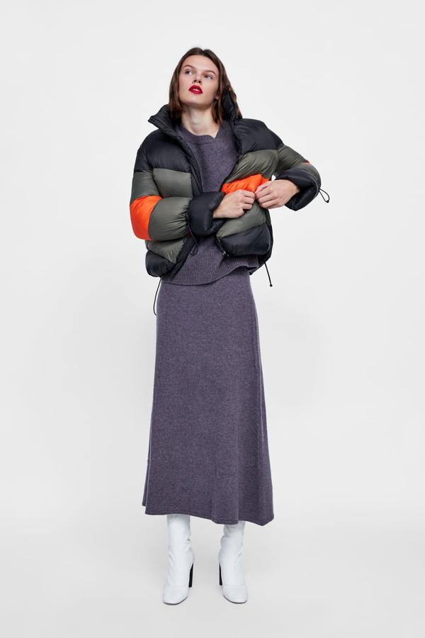 Un plumífero corto con cierto tono ochentero y una combinación de colores genial (49,95 euros).