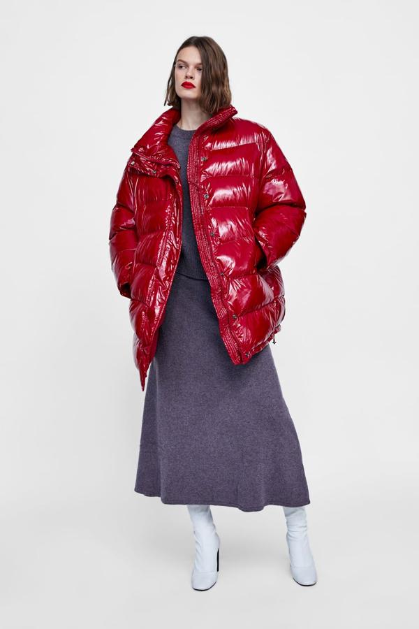 Uno de nuestros favoritos para no pasar inadvertida: es también una cazadora pero en versión larga y con volumen extra (59,95 euros).