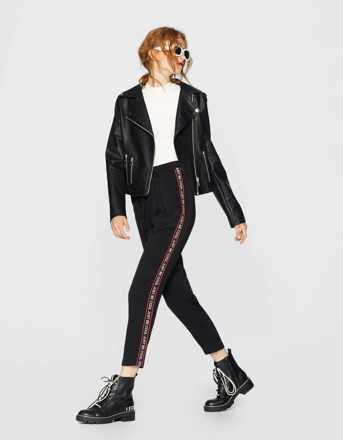 Jogger básico negro con banda lateral, 19,99 euros.