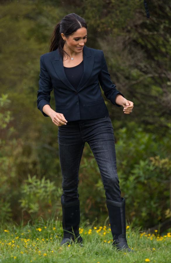Tampoco ha tenido reparos Meghan Markle en bajarse de los tacones y calzarse unas botas de agua (de Muck Boot Co.), que ha combinado con vaqueros de J.Crew y una blazer azul marino de Karen Walker.