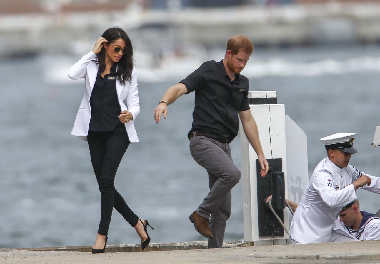 Para una de las sesiones de los Inviptus Games, Meghan Markle combinó una de las camisas de la organización con unos pitillo negros premamá de Mother Denim, una (maravillosa) blazer blanca de Altuzarra y unos salones destalonados con detalle de lazo de Tabita Simmons.