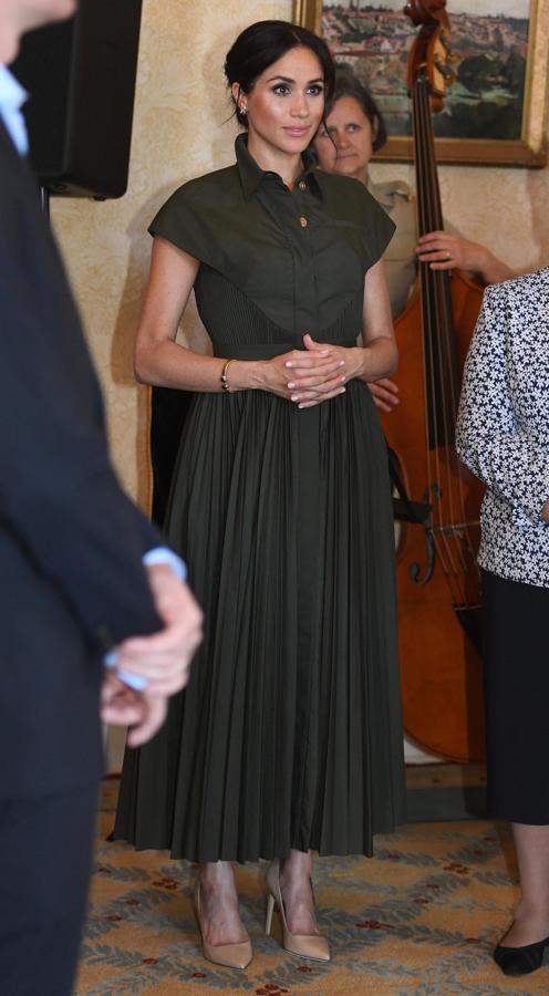 El verde oliva se ha convertido en uno de los colores favoritos de las 'royal', y si el 'vestido misterioso' de doña Letizia lleva un año volviéndonos locas, este diseño camisero con falda midi plisada de Brandon Maxwell que ha llevado Meghan Markle en Australia nos tiene completamente enamoradas.