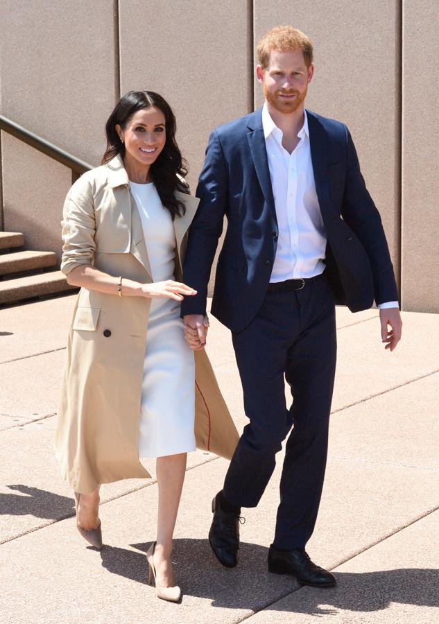 Meghan Markle combinó su vestido de Kareen Gee con un trench de otro australiano, Martin Grant. Y sí, tenemos que reconocer que nos encantan estos guiños al país anfitrión...