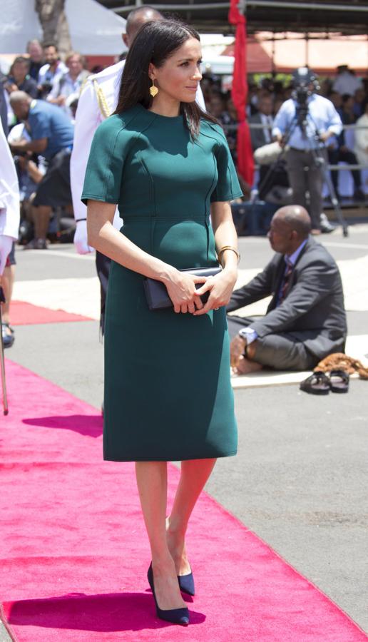Sobrio y muy elegante, Meghan Markle apostó por un diseño en verde musgo de Jason Wu que combinó con unos salones en ante azul noche de Manolo Blahnik.