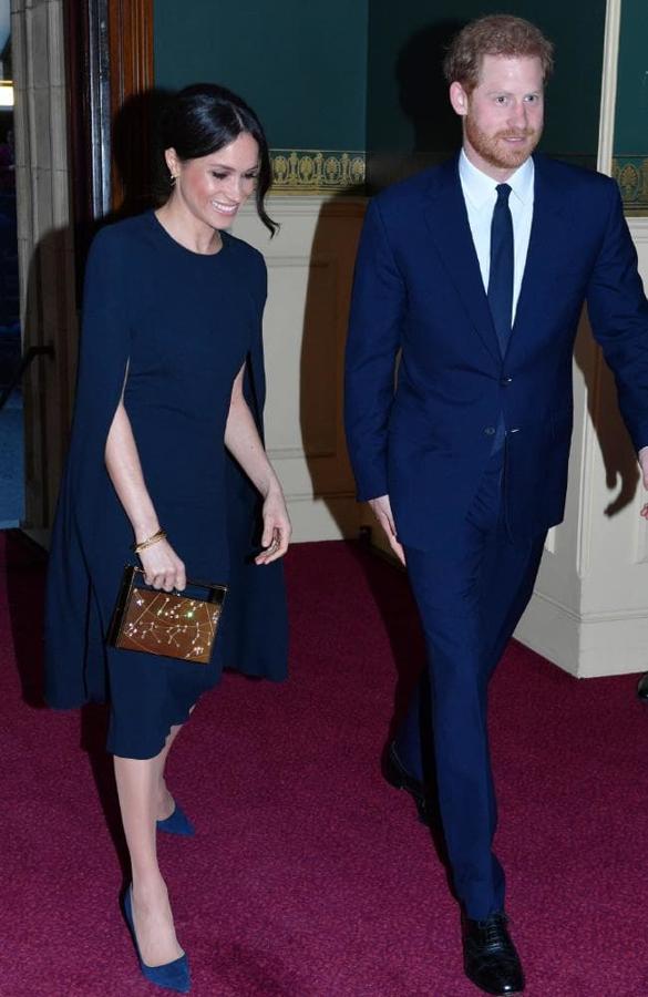 Para la recepción inaugural de los Juegos Inviptus, Meghan Markle volvió a lucir uno de los looks que más nos gustan de su armario: este vestido capa azul 'navy' de Stella McCartney que es prácticamente igual que  la prenda más misteriosa (y también una de las que más nos gustan) de la Reina Letizia .