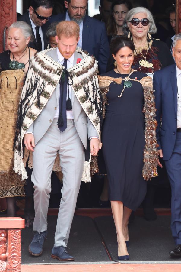 El tour por Oceanía va llegando a su fin, y en su parada en Rotorua, los duques de Sussex no han dudado en sumarse a una celebración tradicional maorí en la que Meghan ha superpuesto a su espectacular vestido azul marino de Stella McCartney una capa típica Korowai.