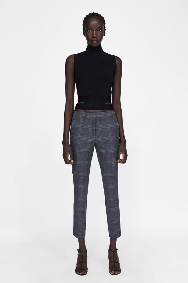 Pantalón jogger con estampado de cuadros y cierre frontal con botón, 19,95 euros.