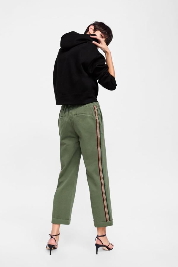 Pantalón zw premium con bandas laterales, 39,95 euros.