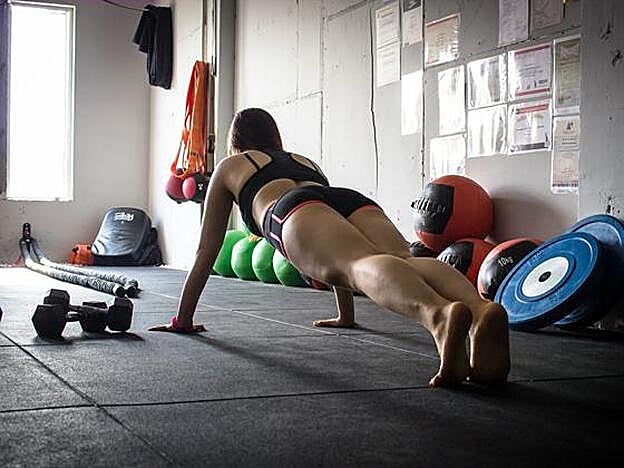 Una mujer haciendo una plancha.