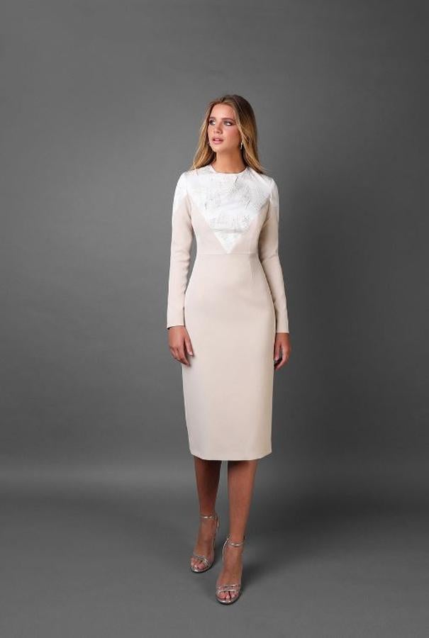 También hemos visto a  Alba Díaz con este vestido de la firma de su madre  en una boda de día, y podemos asegurar que el diseño Gahn de Victoria by Vicky Martín Berrocal (325 euros) sienta como un guante...