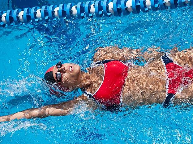 Nadar de espalda es uno de los estilos de natación más beneficiosos para acabar con los dolores.
