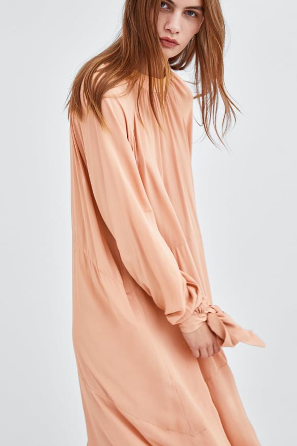 Vestido túnica con lazadas en los puños, de Zara (39,95 euros).